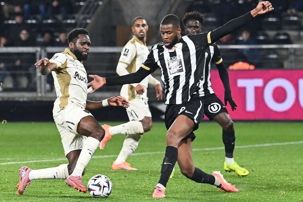 لانس ينتزع صدارة الدوري الفرنسي من باريس سان جيرمان