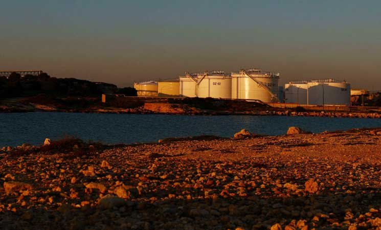 النفط يستقر في ظل تقييم المستثمرين للتهديدات الأمريكية والإيرانية للمنشآت وتخفيف العقوبات