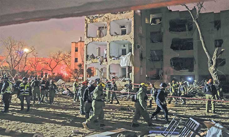 سنكثّف الهجمات لـ«إنهاء الحرب»… وإيران تعد بـ«مفاجآت جديدة»