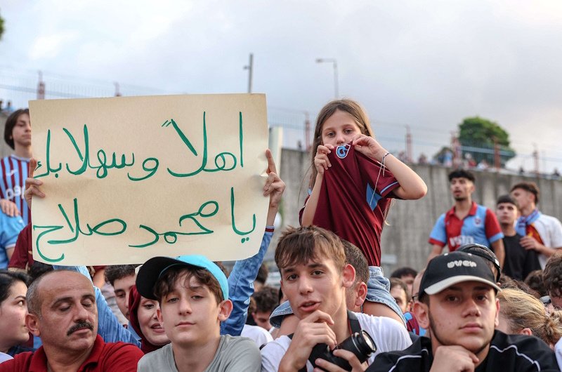 استقبال جماهيري حاشد لمحمد صلاح في طرابزون