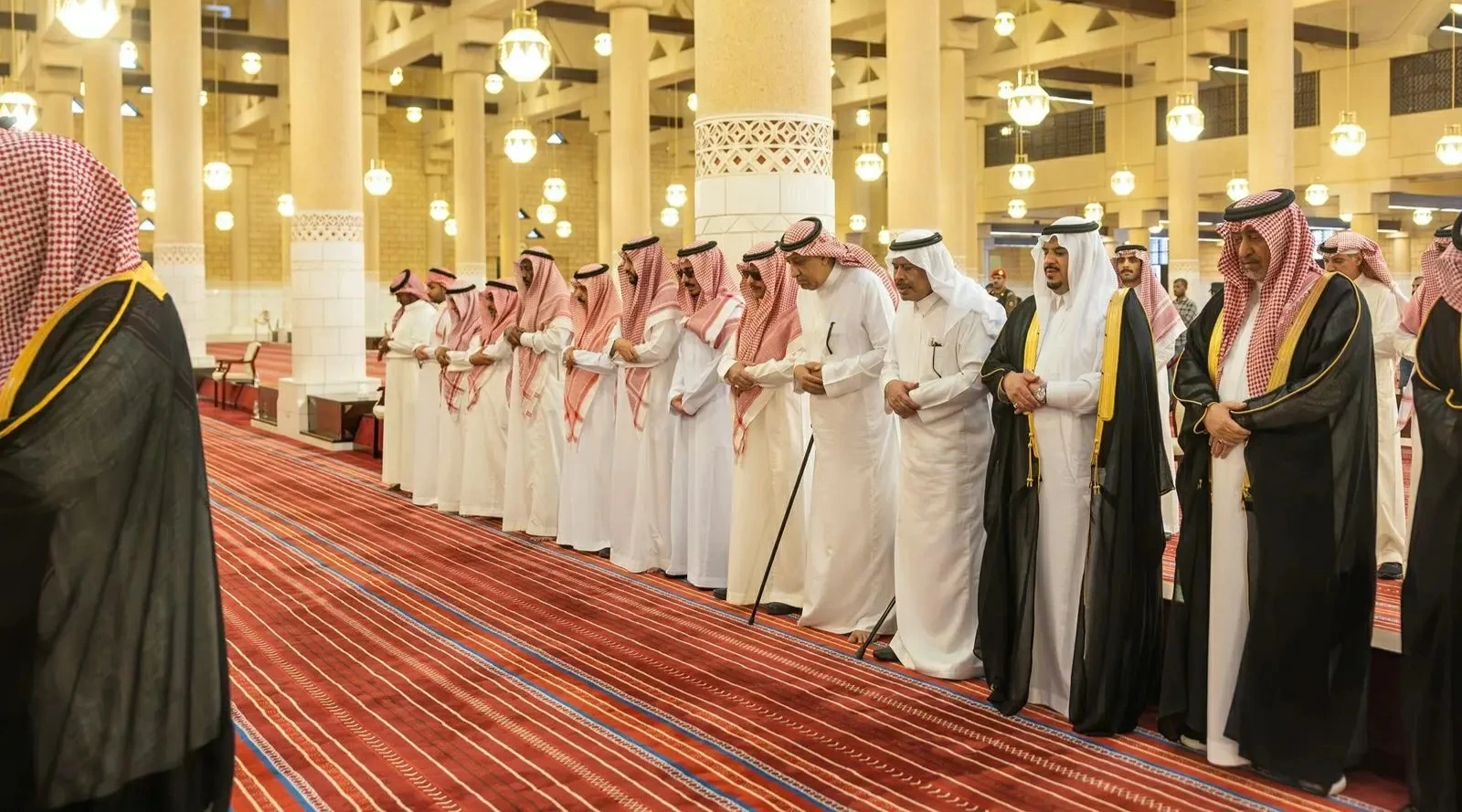 نائب أمير الرياض يؤدي الصلاة على والدة حمود بن سعود – أخبار السعودية