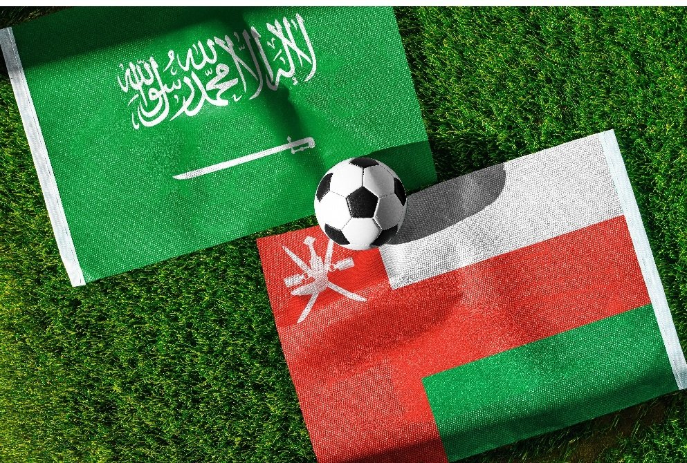السعودية وعمان في “خليجي 27”.. الموعد والتشكيلة والقنوات الناقلة