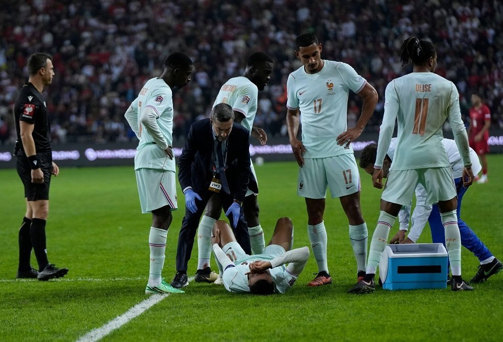 طبيب حذر قبل أيام.. هل الحذاء سبب إصابة مبابي؟