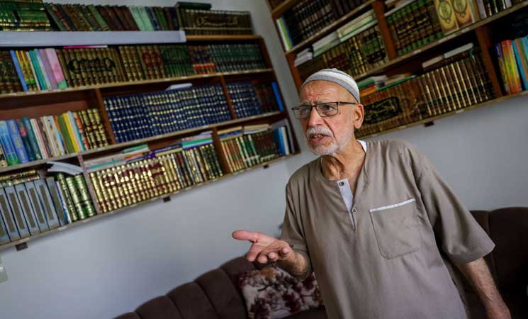 كنز وراء الجدار.. سوري يستعيد مكتبة أخفاها خشية “إرهاب النظام”- (شاهد)