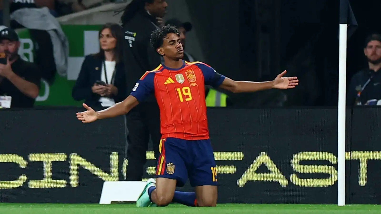 لامين جمال يحقق رقما قياسيا مع منتخب إسبانيا