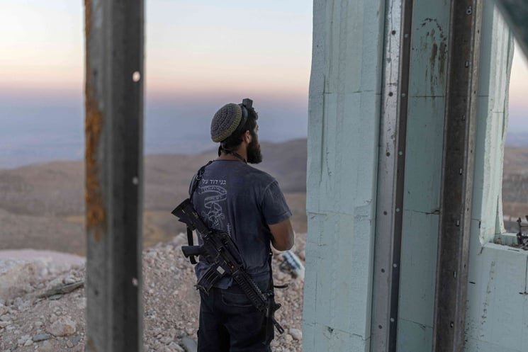 “مشاركتهما في حماية الفلسطينيين من عنف المستوطنين”